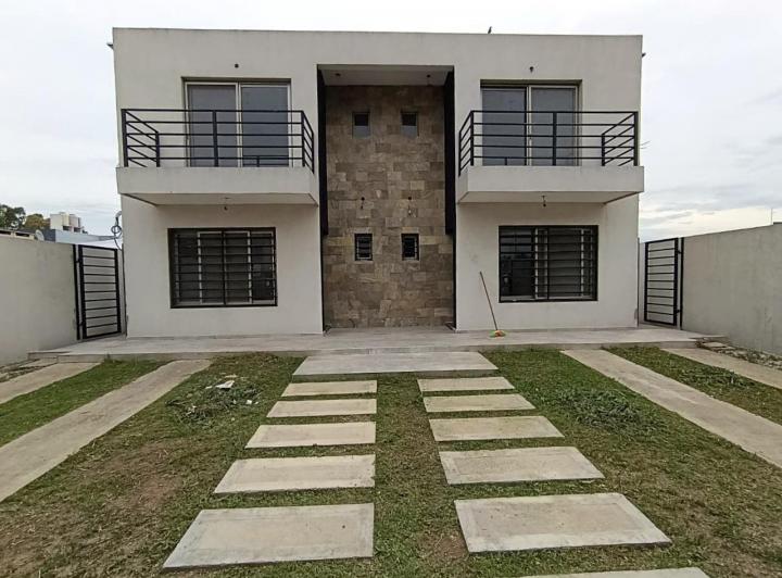 Casa · 85m² · 3 Ambientes · 2 Cocheras