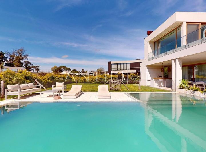 Casa · 850m² · 5 Ambientes · 2 Cocheras