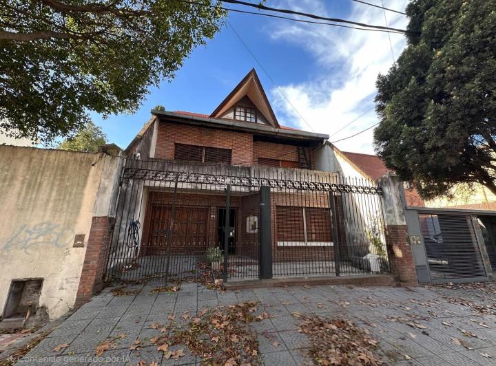 Casa · 227m² · 6 Ambientes · 3 Cocheras
