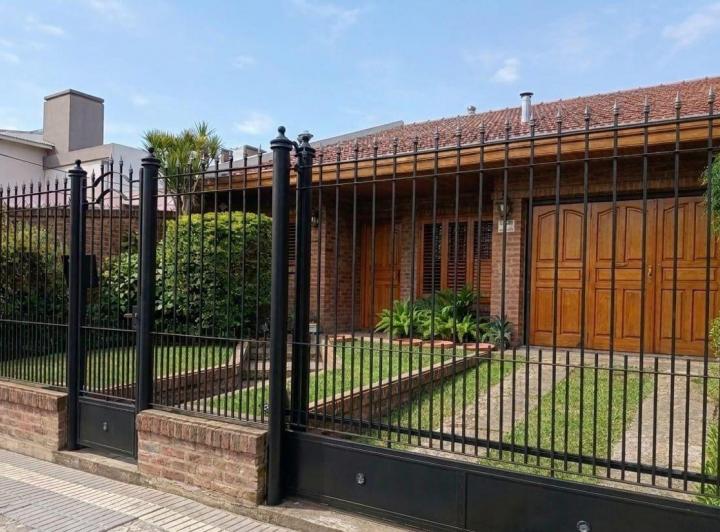 Casa · 180m² · 3 Ambientes · 2 Cocheras