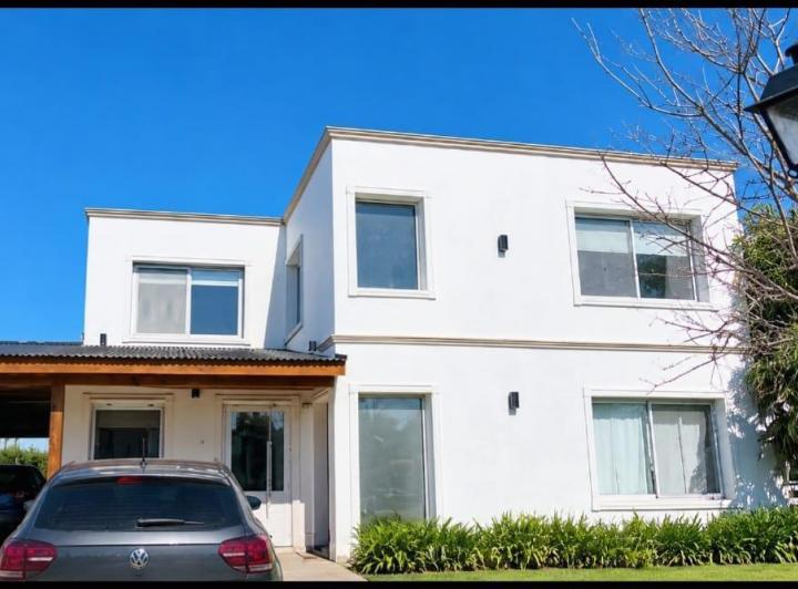Casa · 223m² · 6 Ambientes · 2 Cocheras