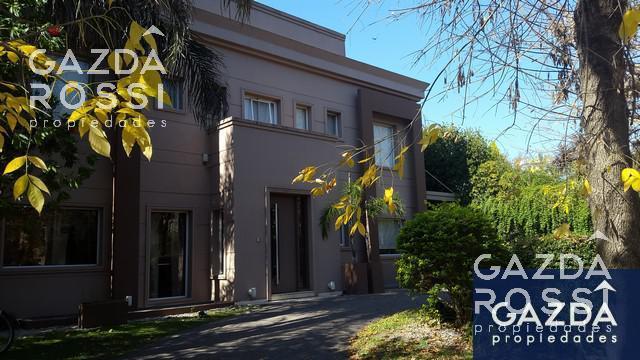 Casa · 900m² · 5 Ambientes · 1 Cochera