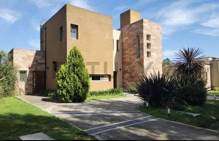 Casa · 180m² · 5 Ambientes