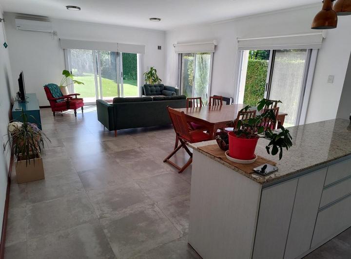 Casa · 14100m² · 4 Ambientes · 4 Cocheras