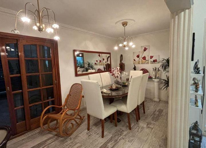 Casa · 1m² · 5 Ambientes · 1 Cochera