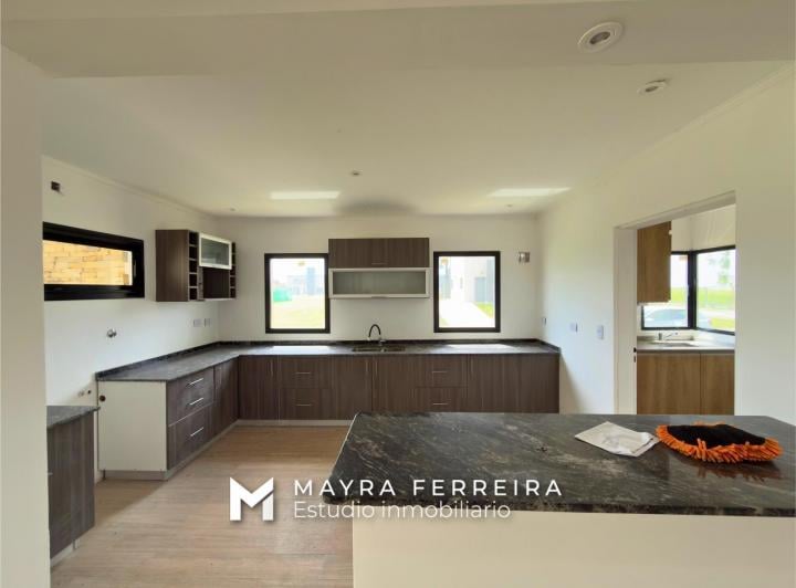 Casa · 190m² · 4 Ambientes · 3 Cocheras