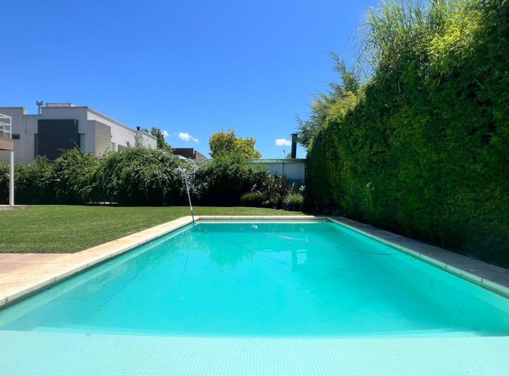 Casa · 218m² · 6 Ambientes · 2 Cocheras