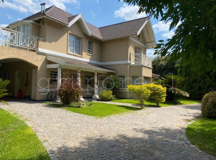 Casa · 220m² · 3 Dormitorios · 1 Cochera
