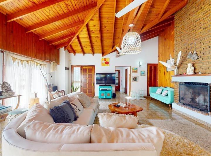 Casa · 180m² · 6 Ambientes · 3 Cocheras