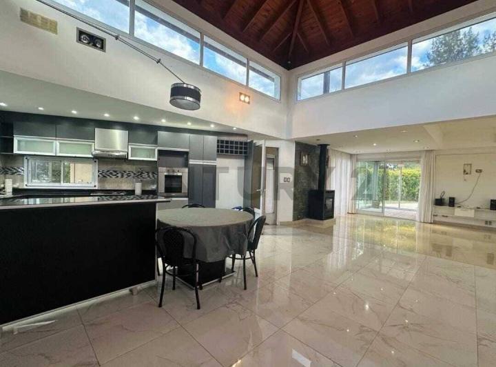 Casa · 232m² · 5 Ambientes · 1 Cochera