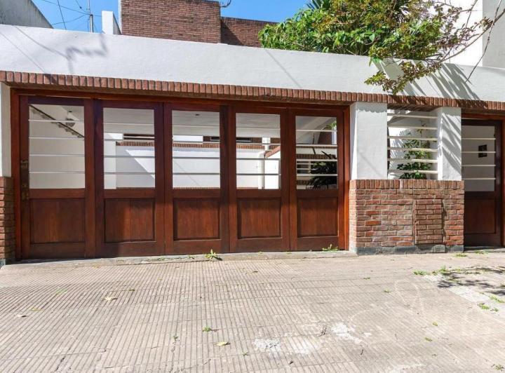 Casa · 238m² · 6 Ambientes · 4 Cocheras
