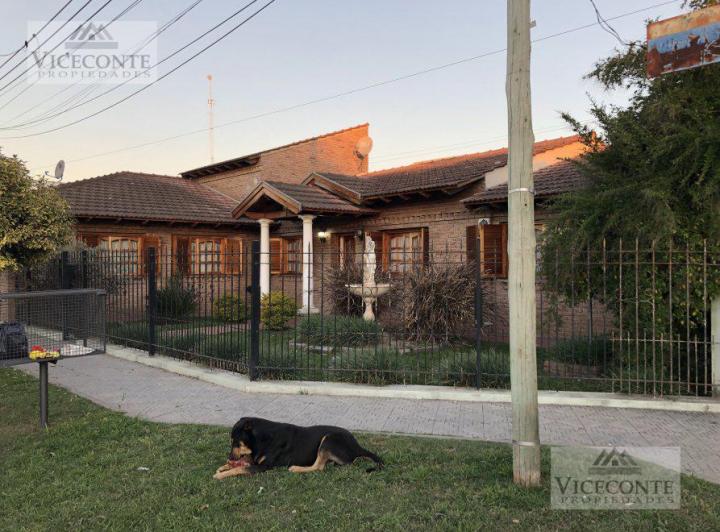 Casa · 315m² · 6 Ambientes · 1 Cochera