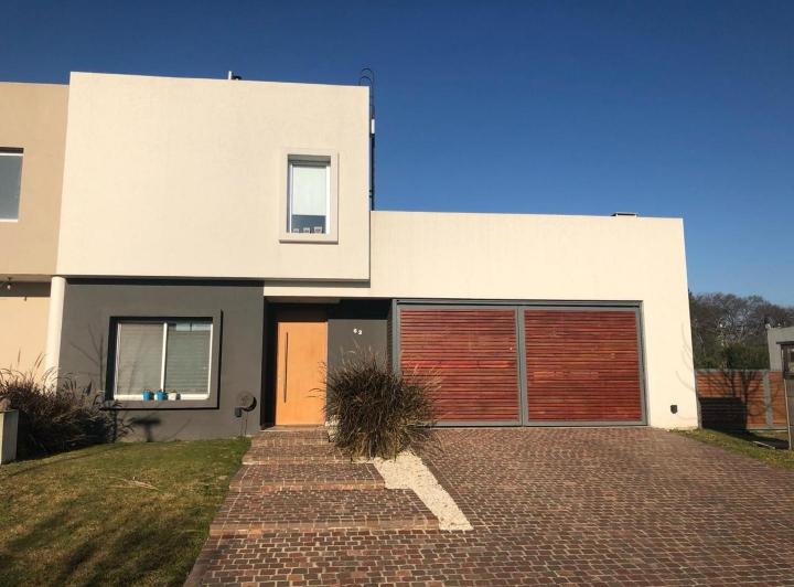 Casa · 140m² · 4 Ambientes · 4 Cocheras