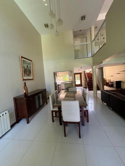 Casa · 220m² · 5 Ambientes