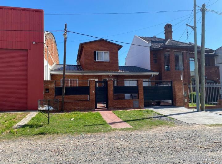 Casa · 140m² · 4 Ambientes · 2 Cocheras