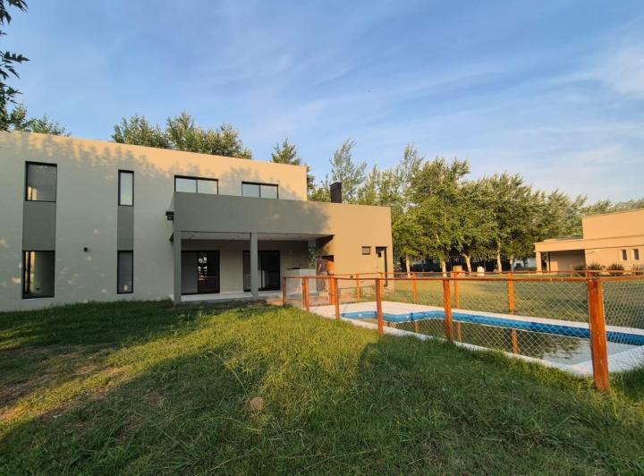 Casa · 210m² · 5 Ambientes · 1 Cochera