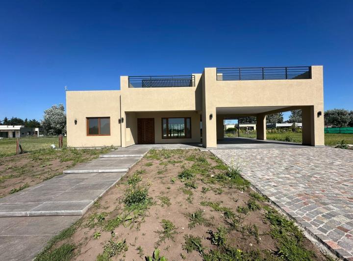 Casa · 240m² · 5 Ambientes · 5 Cocheras