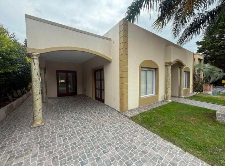 Casa · 140m² · 4 Ambientes · 3 Cocheras