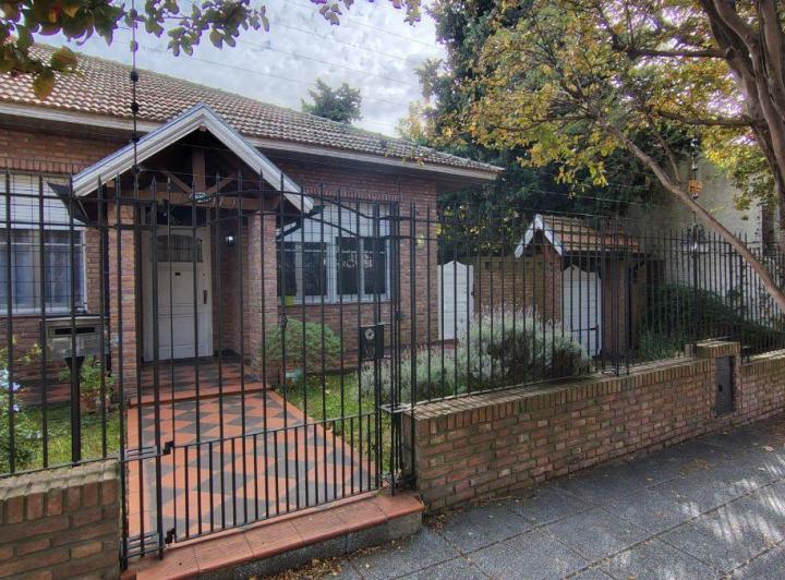 Casa · 250m² · 5 Ambientes · 3 Cocheras