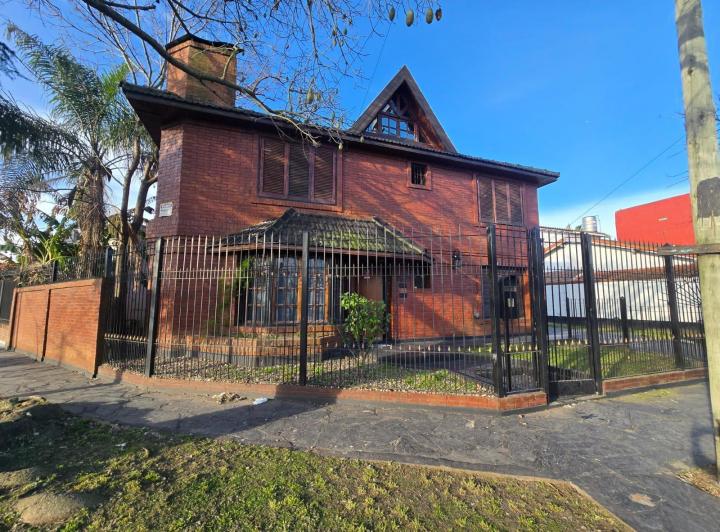 Casa · 200m² · 5 Ambientes · 3 Cocheras