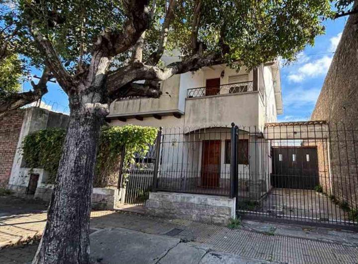 Casa · 200m² · 5 Ambientes · 1 Cochera