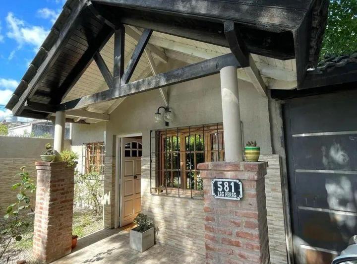 Casa · 240m² · 4 Ambientes · 1 Cochera