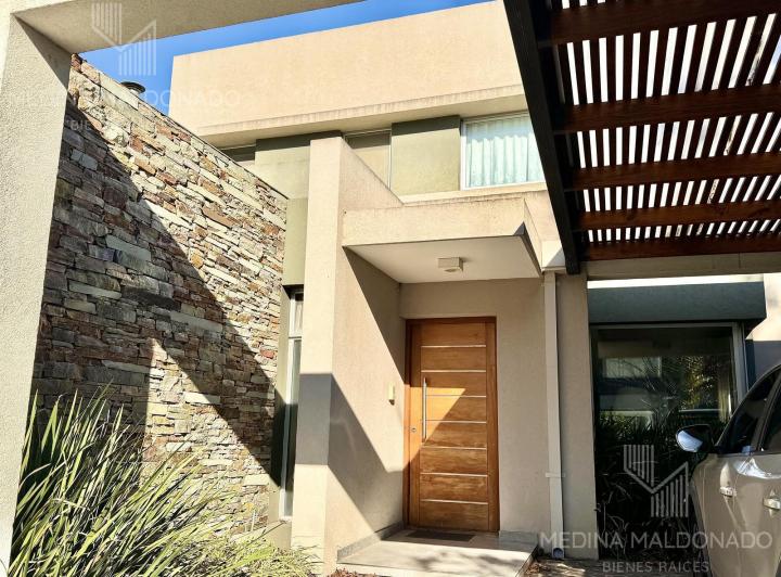 Casa · 240m² · 5 Ambientes · 4 Cocheras