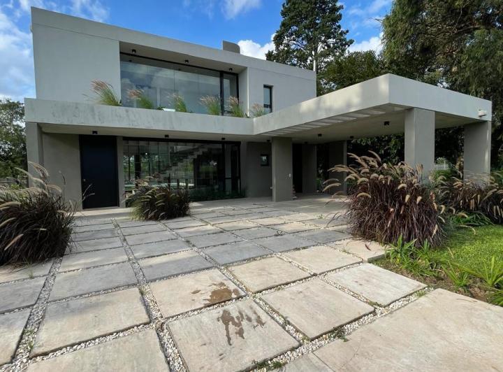Casa · 310m² · 4 Ambientes · 2 Cocheras