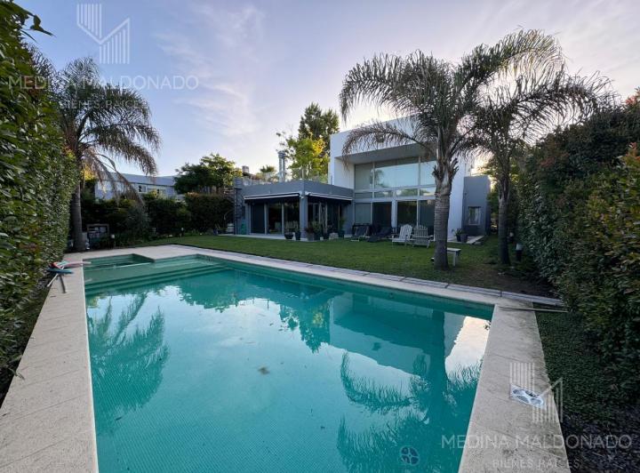 Casa · 310m² · 5 Ambientes · 2 Cocheras