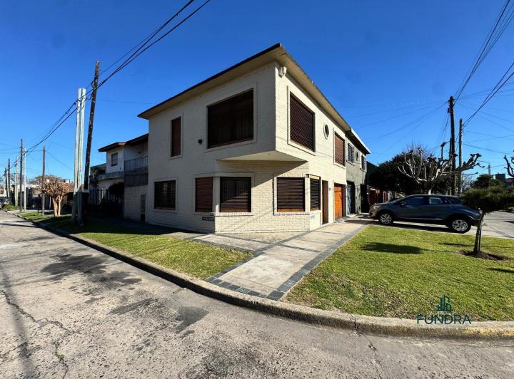 Casa · 120m² · 5 Ambientes · 2 Cocheras