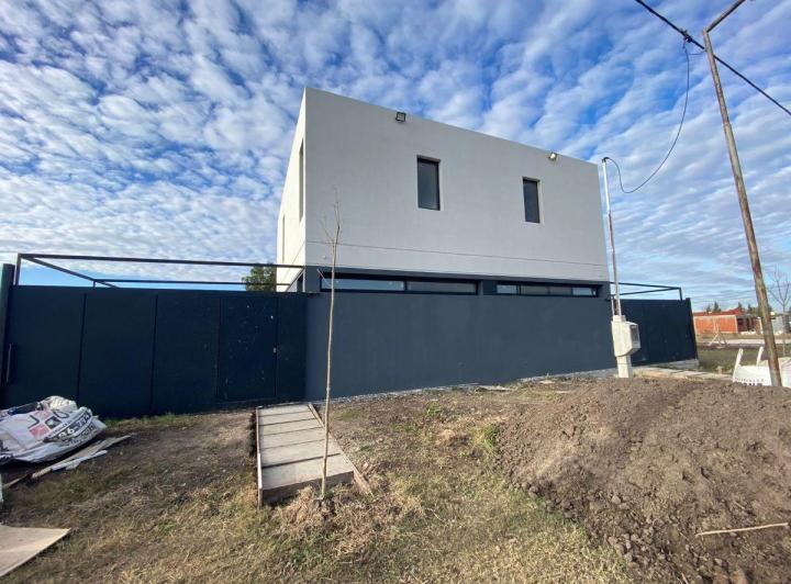 Casa · 100m² · 3 Ambientes · 2 Cocheras