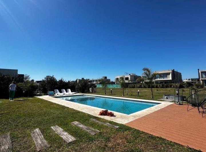 Casa · 310m² · 4 Ambientes · 5 Cocheras