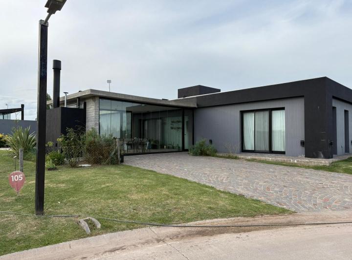 Casa · 142m² · 3 Ambientes · 4 Cocheras