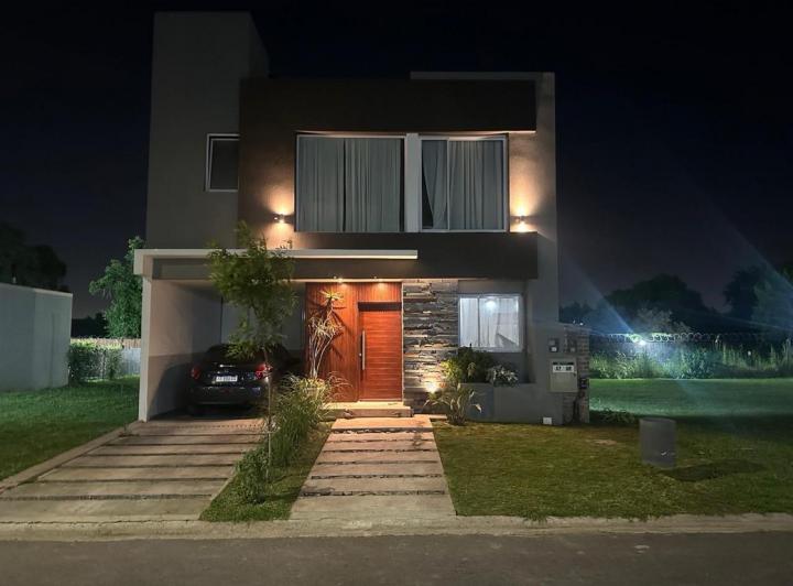 Casa · 130m² · 3 Ambientes · 2 Cocheras