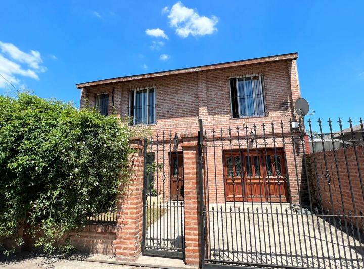 Casa · 1m² · 3 Ambientes · 3 Cocheras