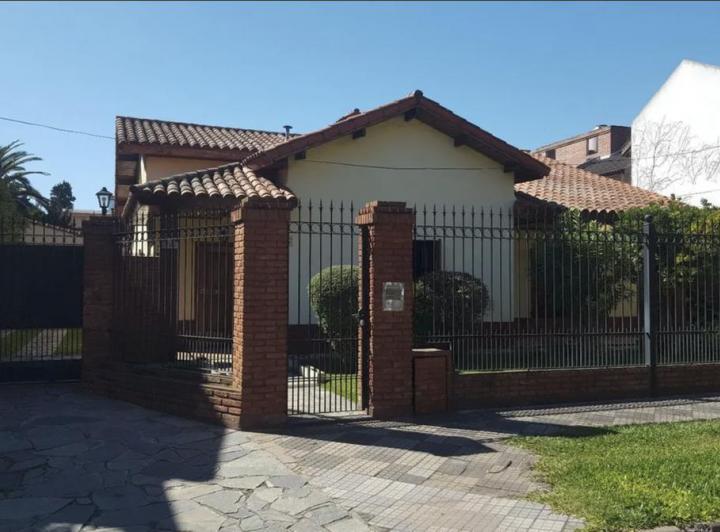 Casa · 240m² · 3 Dormitorios · 1 Cochera