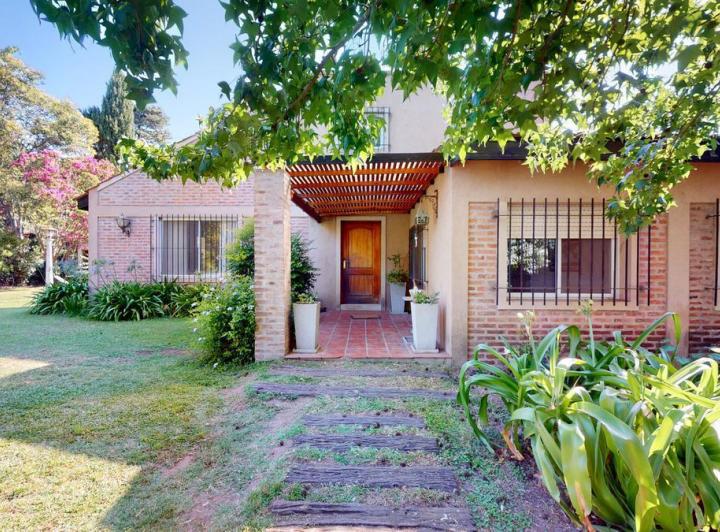 Casa · 235m² · 3 Dormitorios · 2 Cocheras