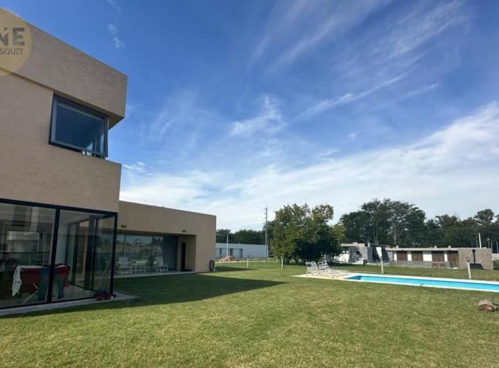 Casa · 274m² · 3 Ambientes · 2 Cocheras