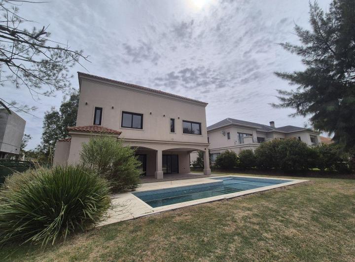 Casa · 500m² · 6 Ambientes · 3 Cocheras