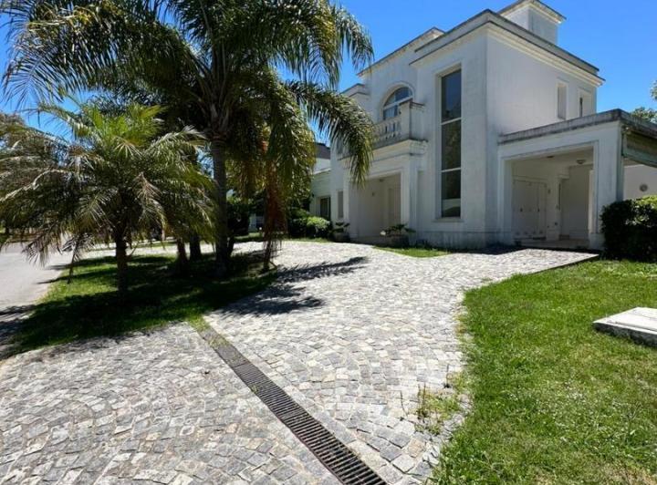 Casa · 250m² · 6 Ambientes · 2 Cocheras