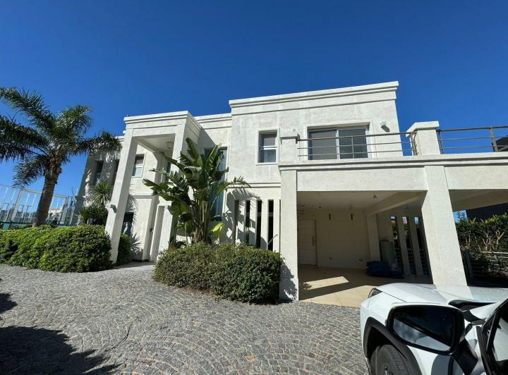Casa · 350m² · 6 Ambientes · 4 Cocheras
