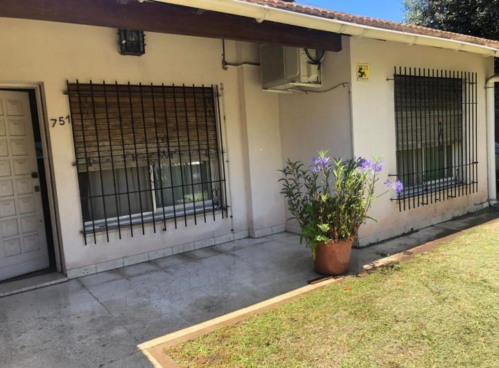 Casa · 240m² · 5 Ambientes · 4 Cocheras