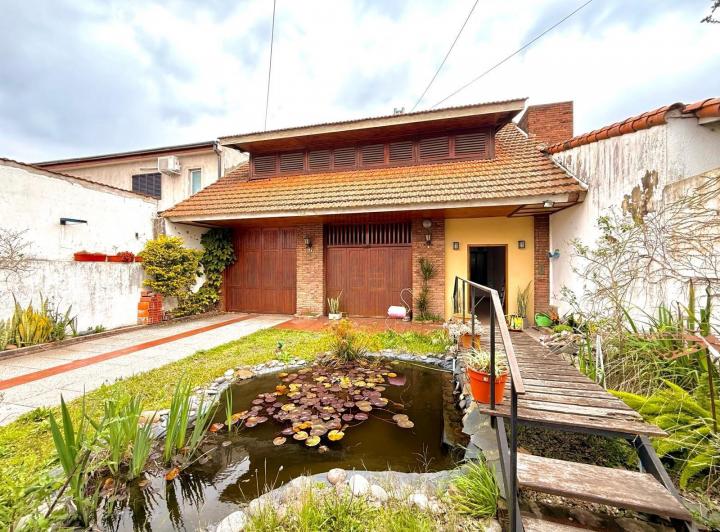 Casa · 270m² · 6 Ambientes · 4 Cocheras