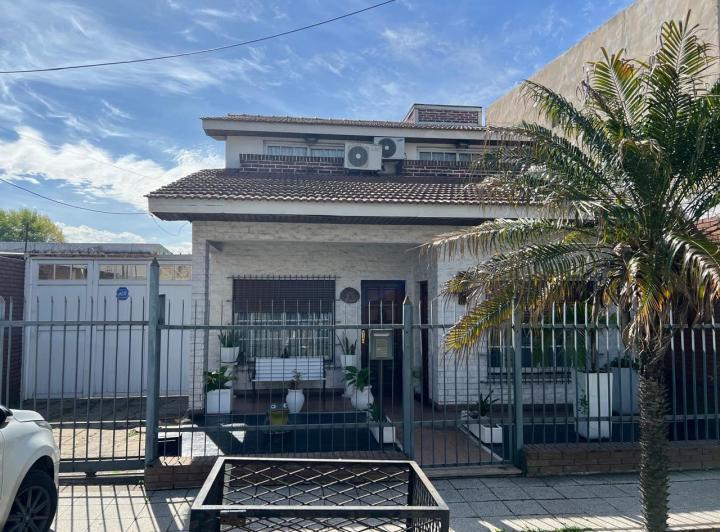 Casa · 209m² · 4 Ambientes · 6 Cocheras