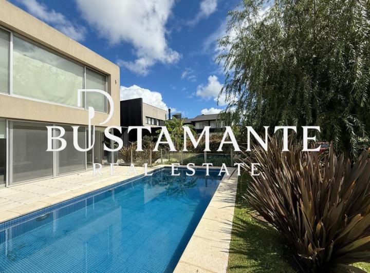 Casa · 238m² · 4 Ambientes · 2 Cocheras