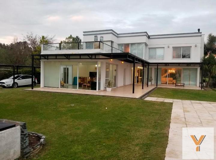 Casa · 350m² · 5 Ambientes · 2 Cocheras