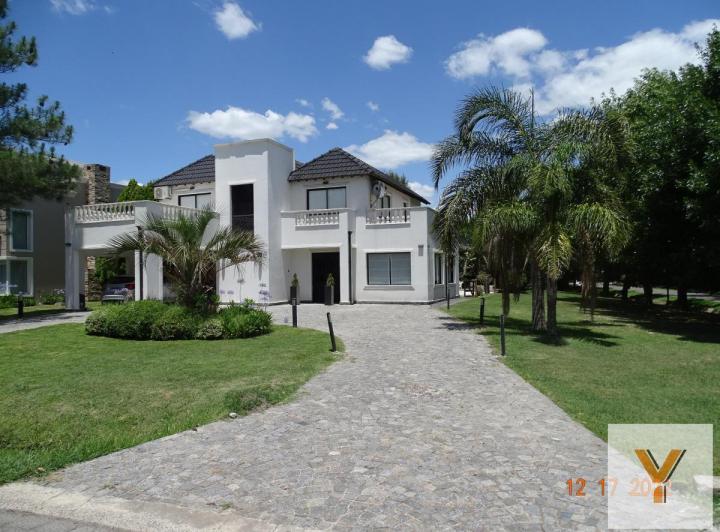 Casa · 320m² · 4 Ambientes · 2 Cocheras