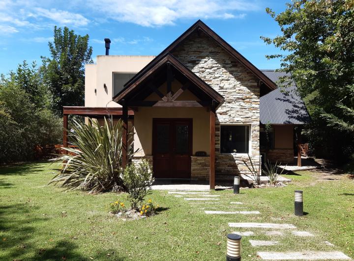 Casa · 300m² · 5 Ambientes · 2 Cocheras