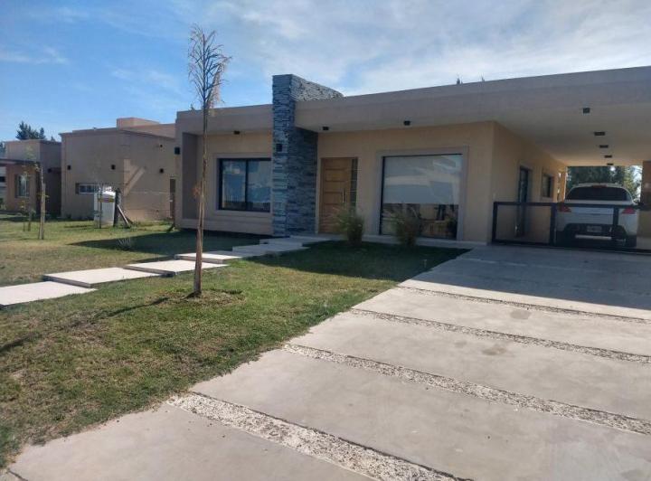 Casa · 187m² · 4 Ambientes · 3 Cocheras