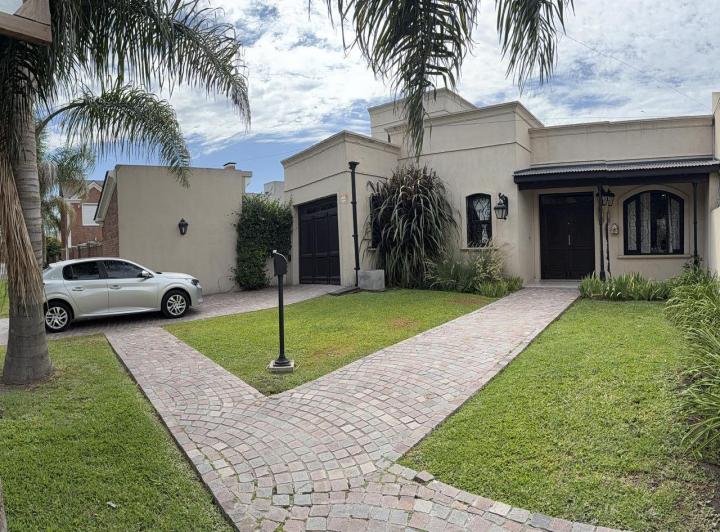 Casa · 300m² · 6 Ambientes · 1 Cochera